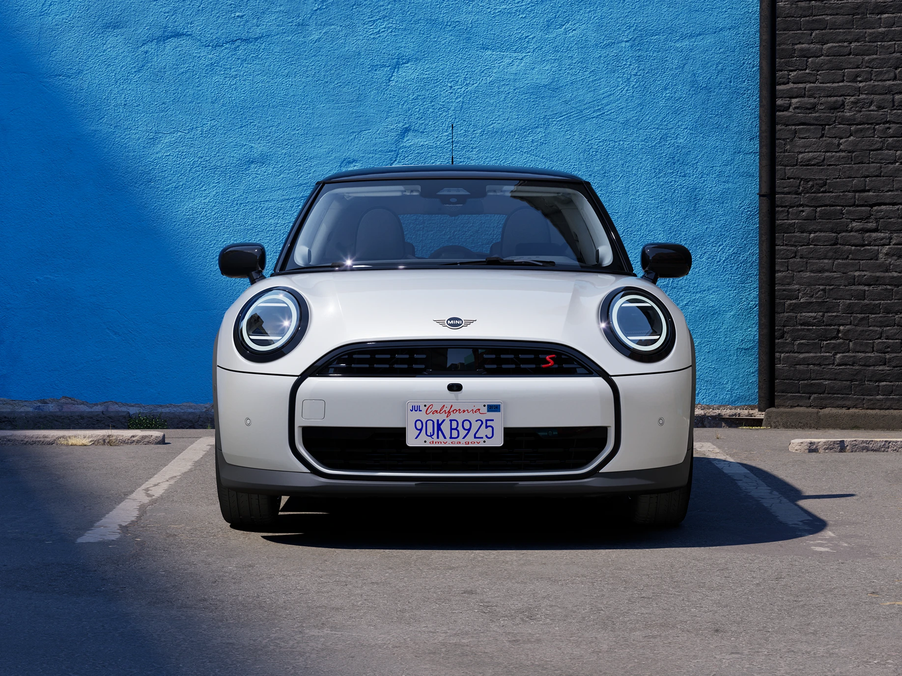 MINI Cooper'ın Nanuq Beyazında Siyah Çatı park yeri ile önden görünümü.