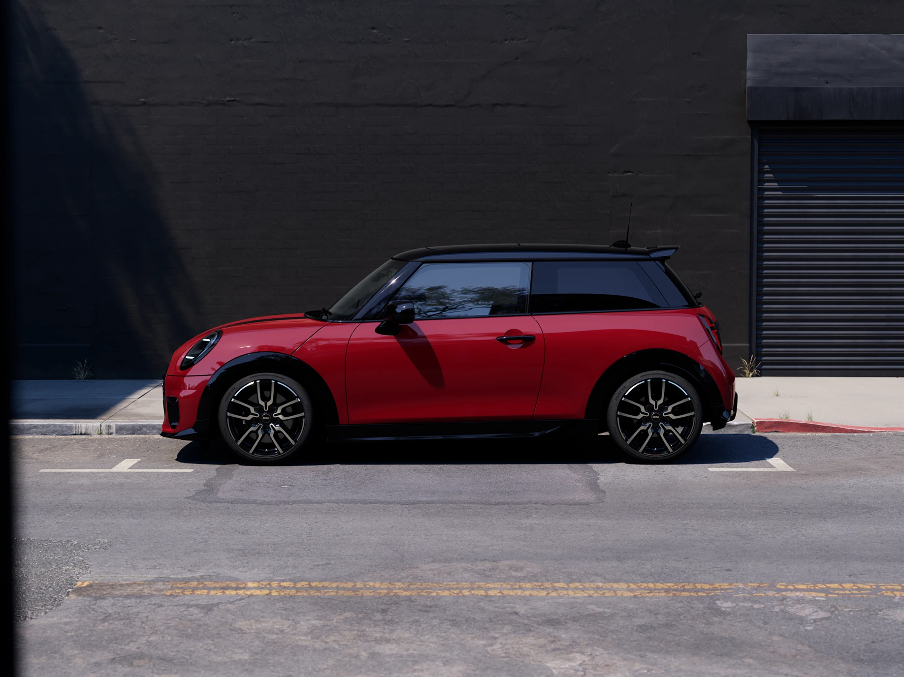 Chili Red ve Black Roof park yerindeki MINI Cooper'ın yandan görünümü.