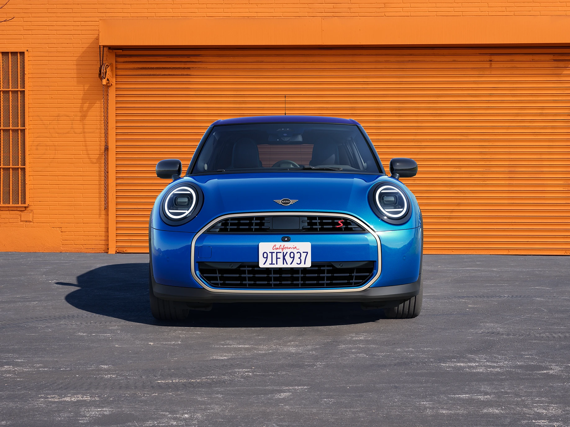 MINI Cooper 5-Door'un Icy Sunshine Blue ve Multitone Roof Blue renklerinde önden görünümü.
