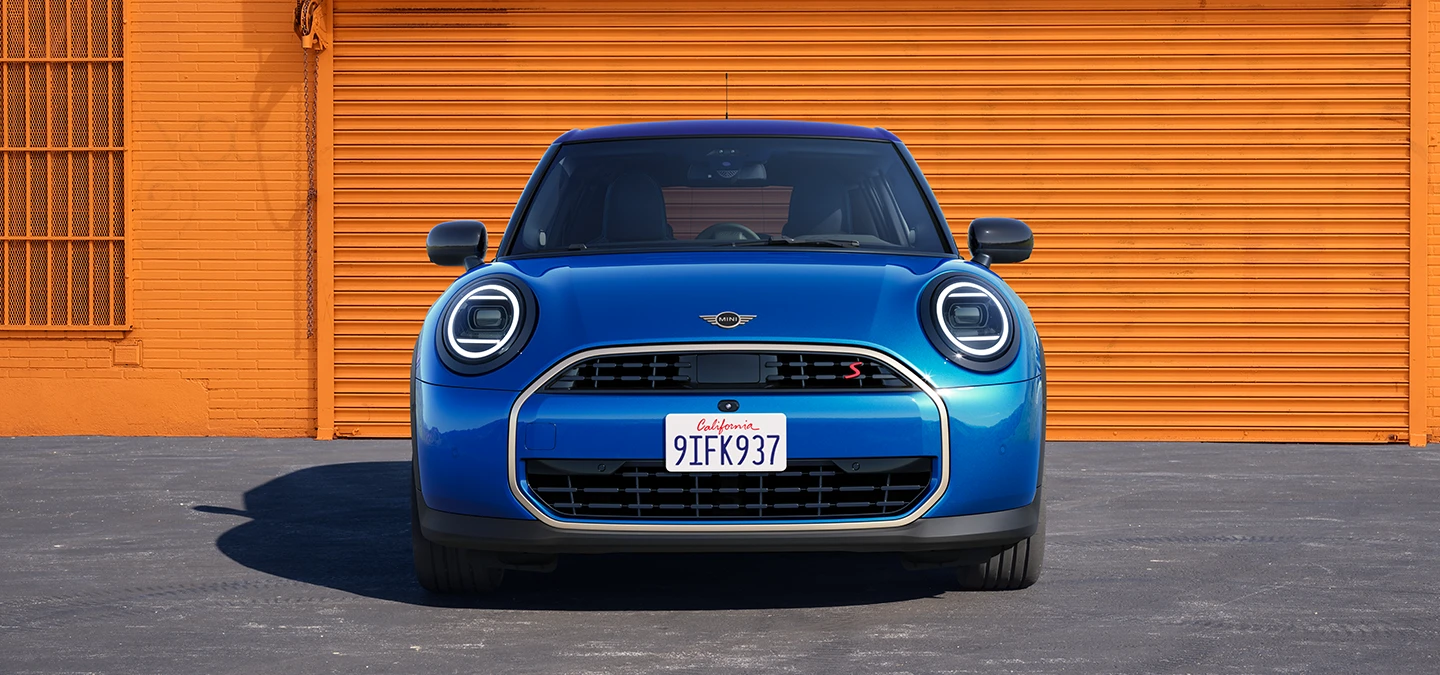 MINI Cooper 5-Door'un Icy Sunshine Blue ve Multitone Roof Blue renklerinde önden görünümü.