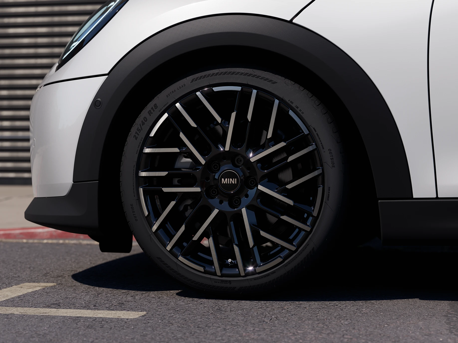 Nanuq Beyazlı MINI Cooper 5-Kapılı Night Flash Spoke 2 tonlu jantlara yakın çekim.