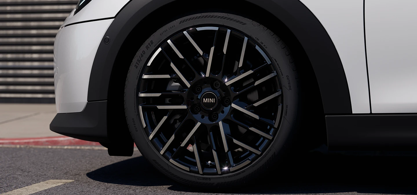 Nanuq Beyazlı MINI Cooper 5-Kapılı Night Flash Spoke 2 tonlu jantlara yakın çekim.