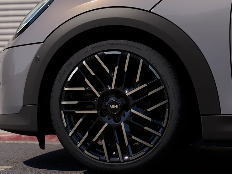 Night Flash Spoke 2-Tone jantlara sahip Bakır Gri MINI Cooper Cabrio’nun detay görünümü.