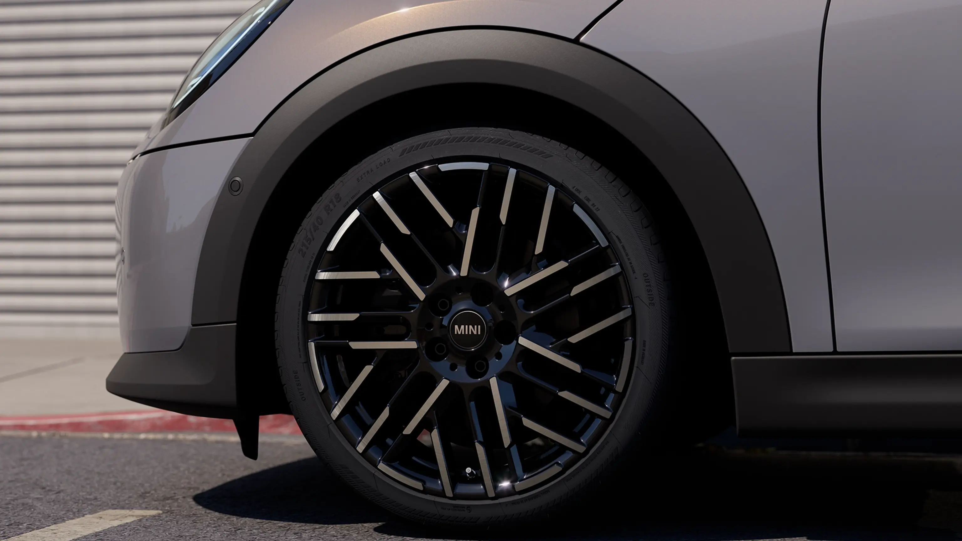 MINI Cooper Cabrio - dış tasarımda öne çıkanlar - jantın yakın plan görünümü