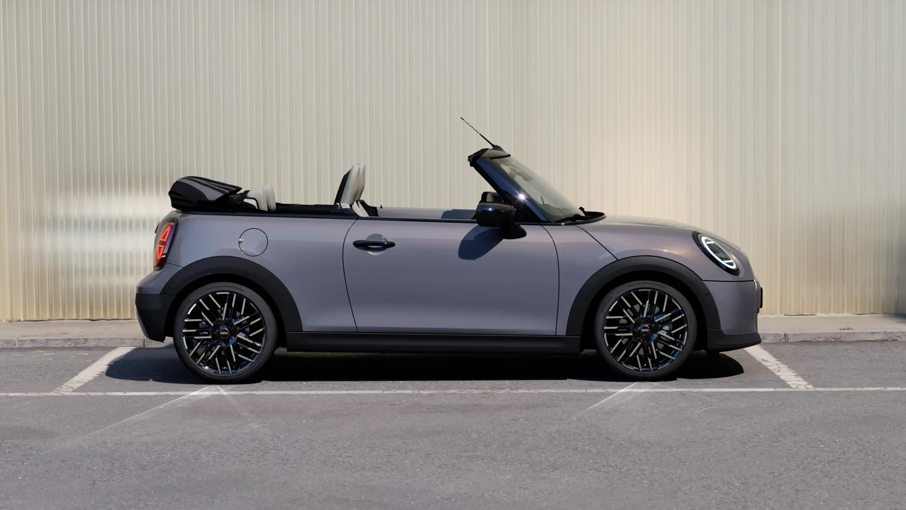 MINI Cooper Cabrio - dış tasarımda öne çıkanlar - yandan görünüm