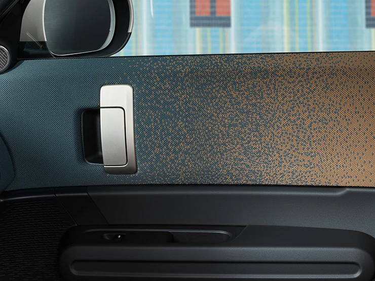 Tamamen Elektrikli MINI Countryman'ın iç tasarımının kapıya ve gösterge paneline odaklanarak yakından görünümü.