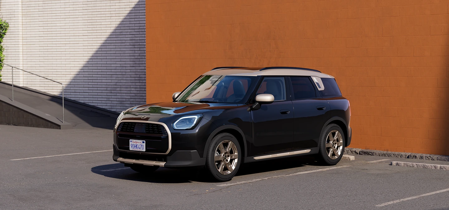 MINI Countryman'ın Midnight Black ve Vibrant Silver çatı parkında önden görünümü.