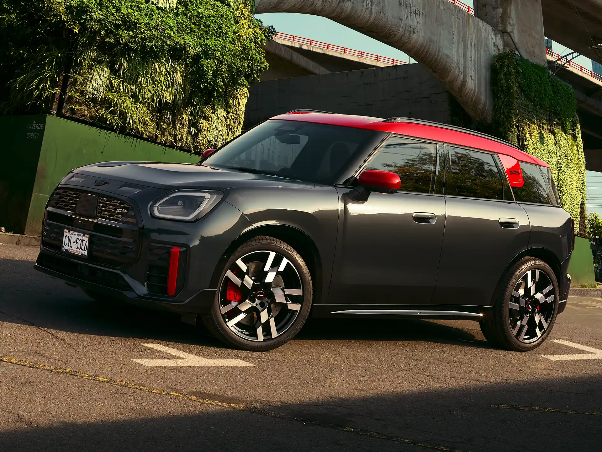 MINI John Cooper Works Countryman ALL4 - Yan Görünüm