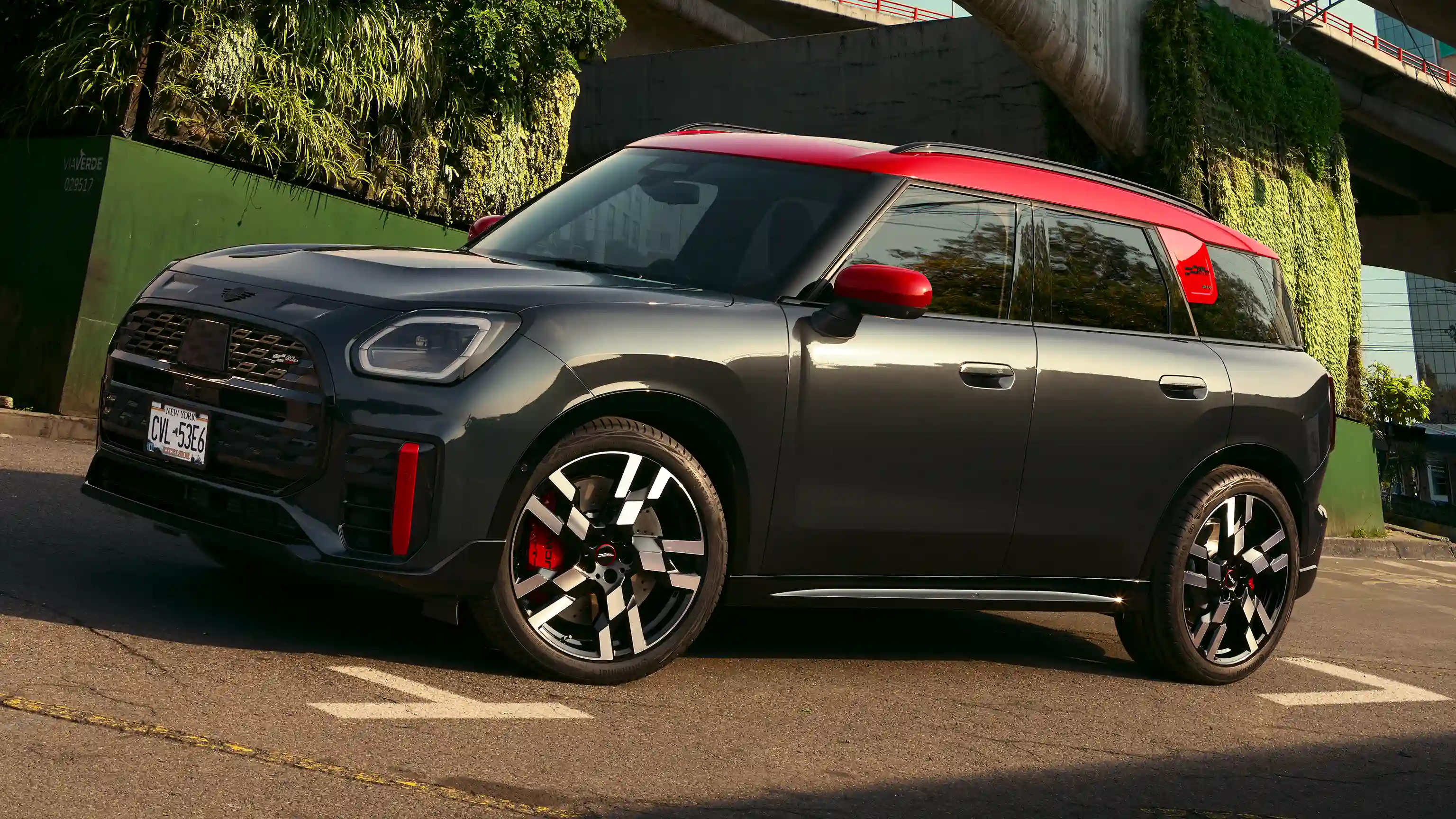 MINI John Cooper Works Countryman ALL4 - Yan Görünüm