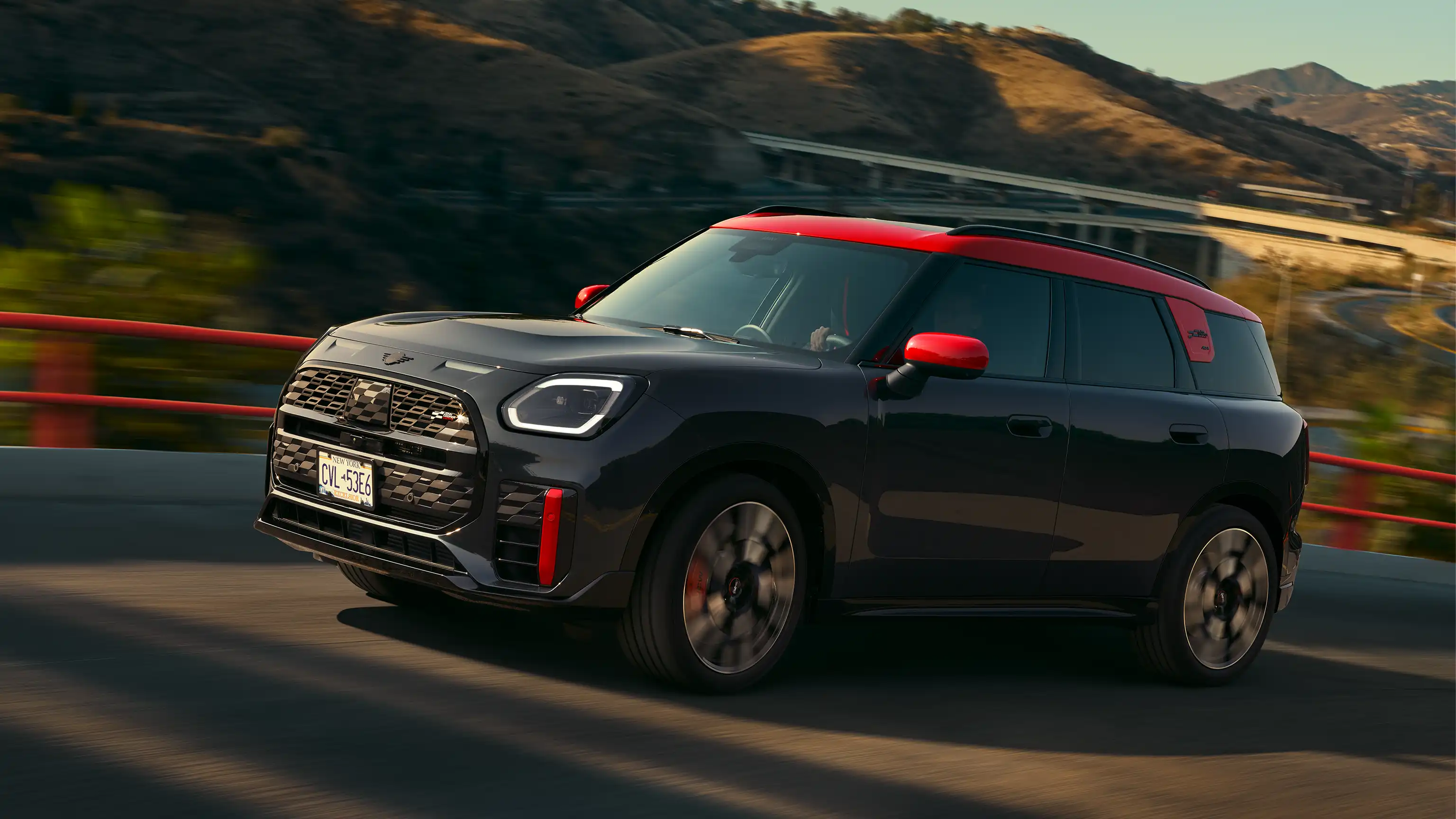 MINI John Cooper Works Countryman ALL4 - Yan Görünüm