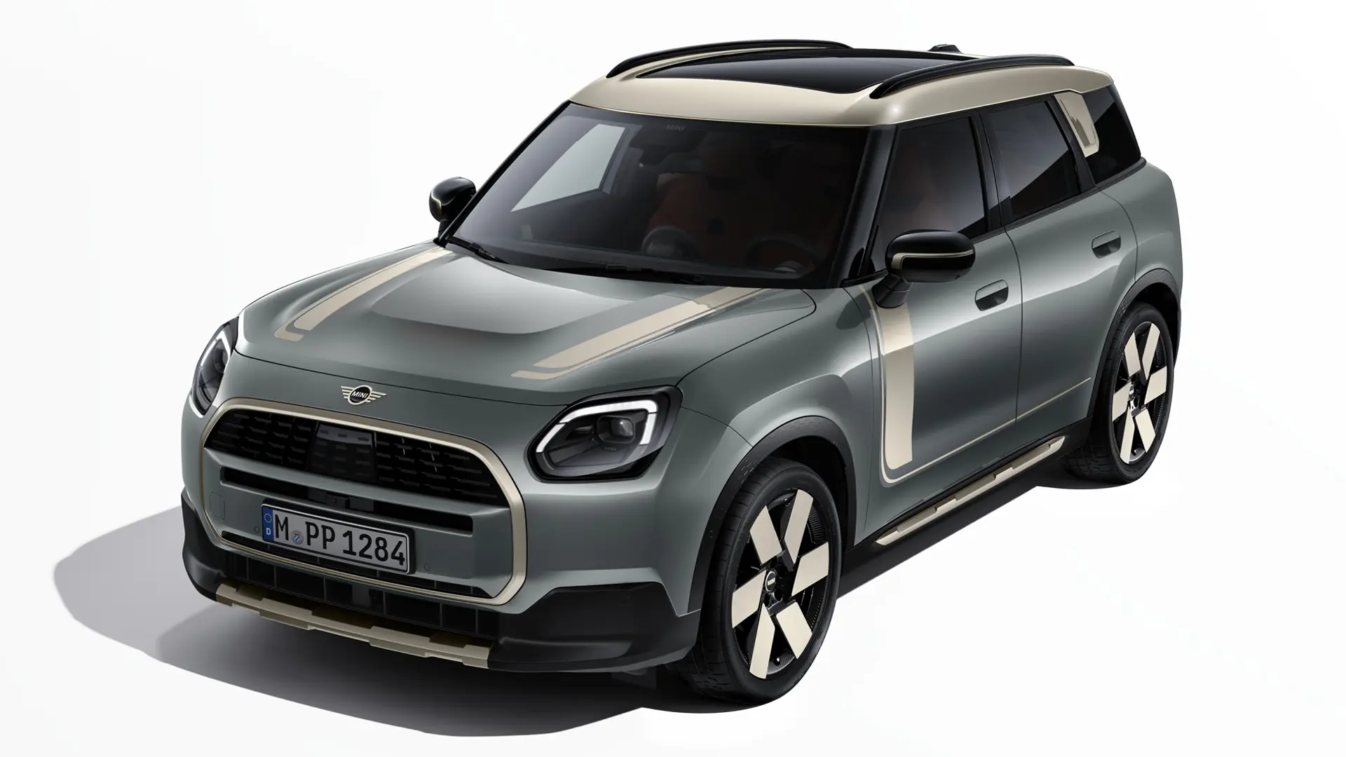 Vibrant Silver renginde MINI Favoured çıkartmalara sahip Smokey Green gövde renginde MINI Countryman Electric, çapraz görünüm