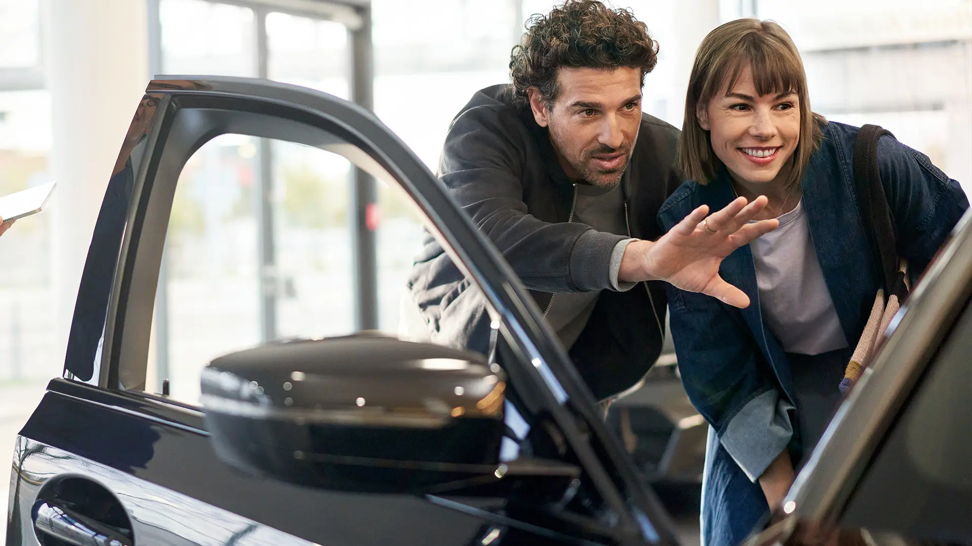 MINI Yetkili Satıcı içinde danışman bir müşteriye MINI’nin iç tasarım özellikleri hakkında detaylı bilgi veriyor.