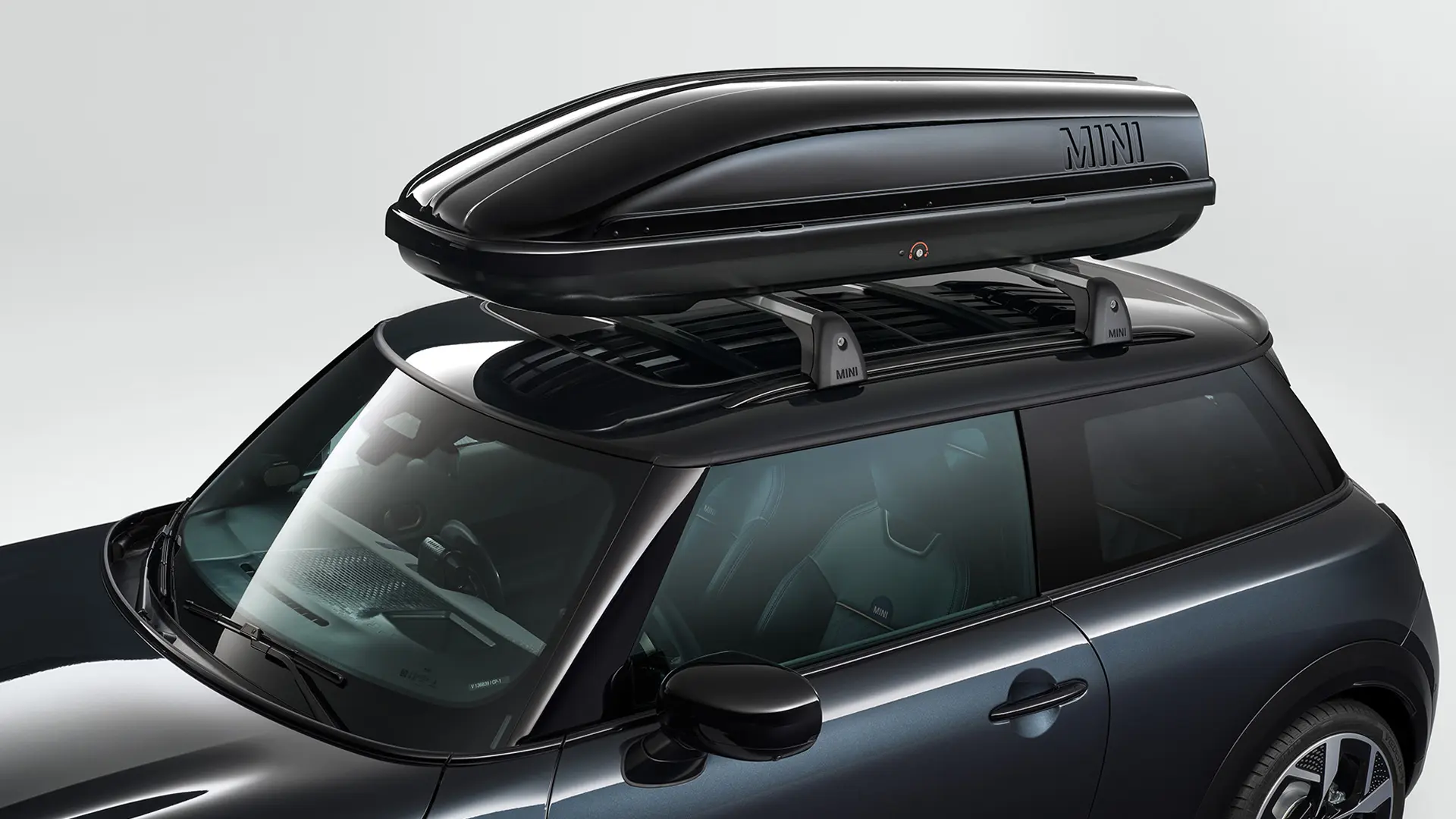 Siyah MINI tavan bagajı 320 ile siyah gövde renginde MINI Cooper 3 kapı.