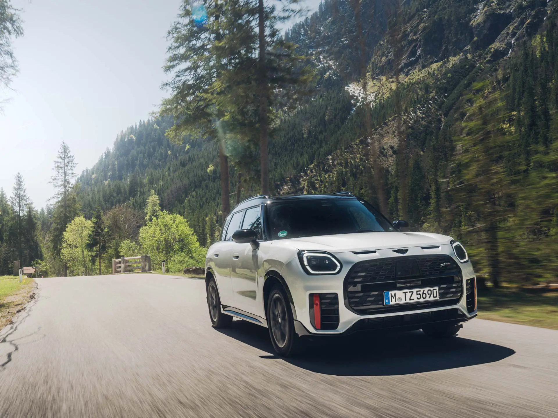 MINI Countryman kır yolunda.