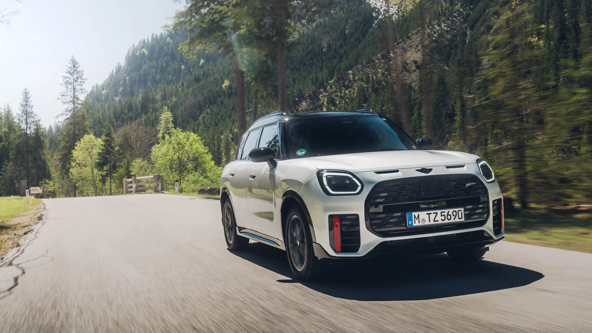 MINI Countryman kır yolunda.
