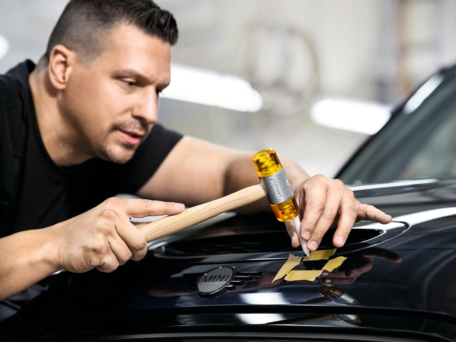 MINI çalışanı hasarı onarır.