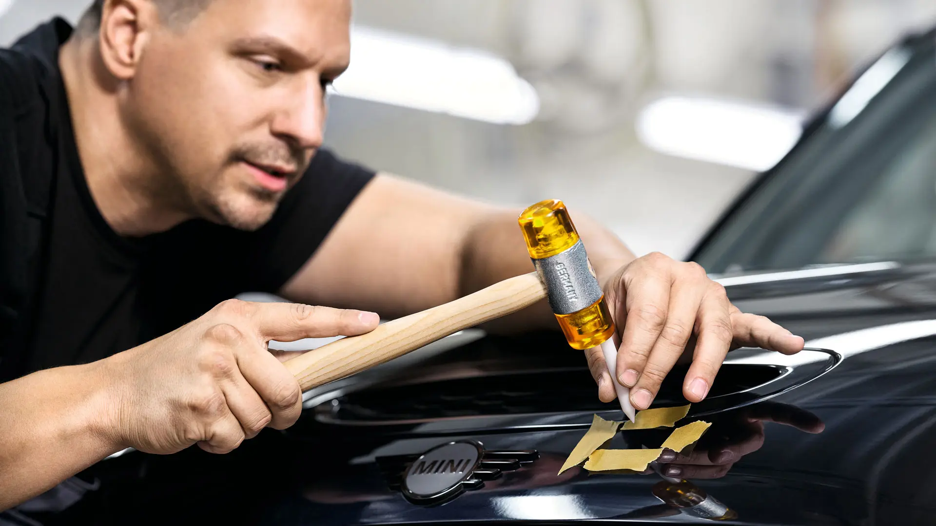 MINI çalışanı hasarı onarır.