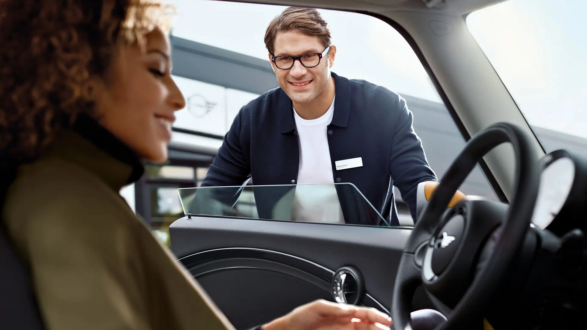 MINI çalışanı servis müşterisini selamlıyor.