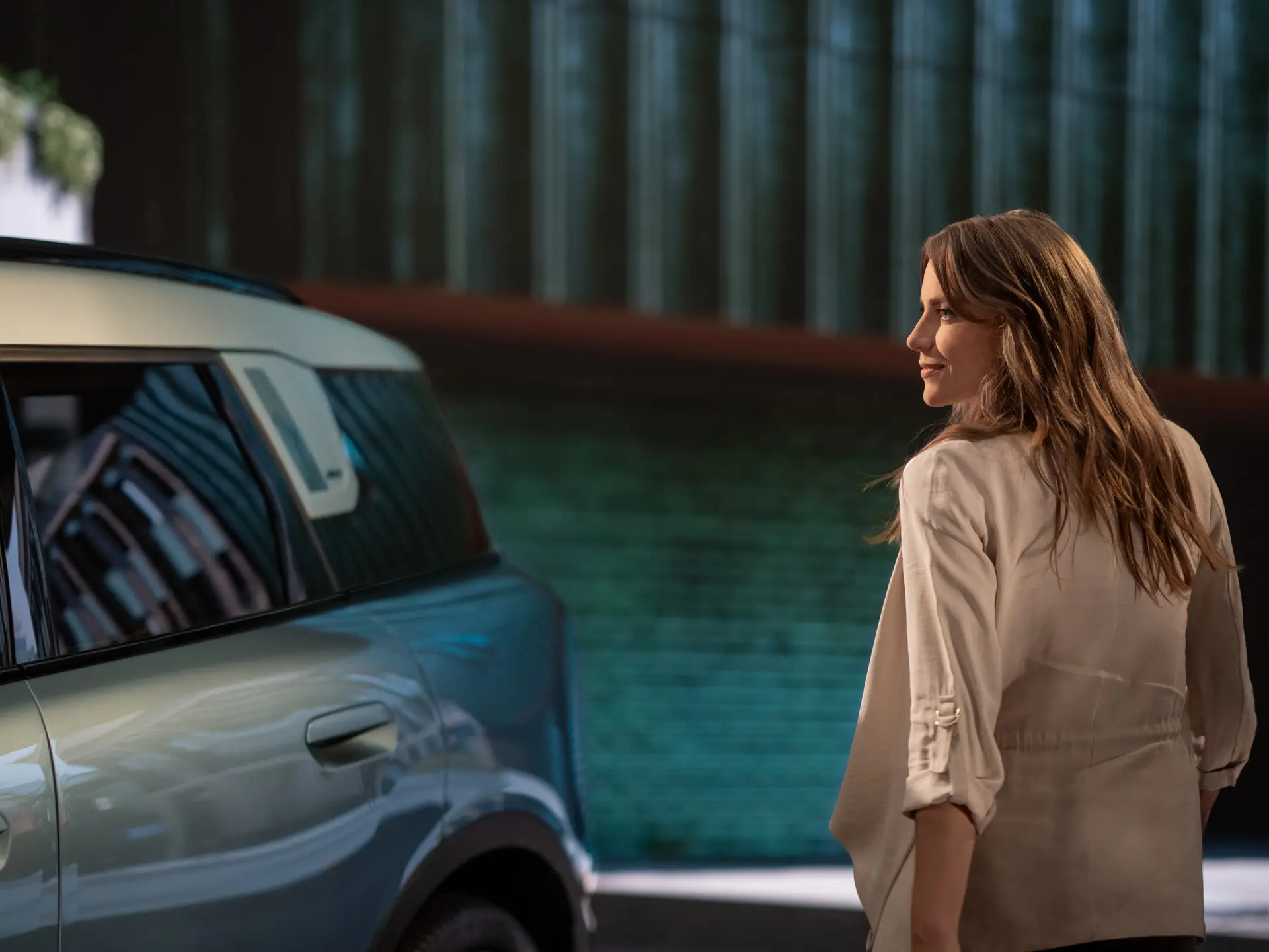 MINI'nin yanında duran bir kadın