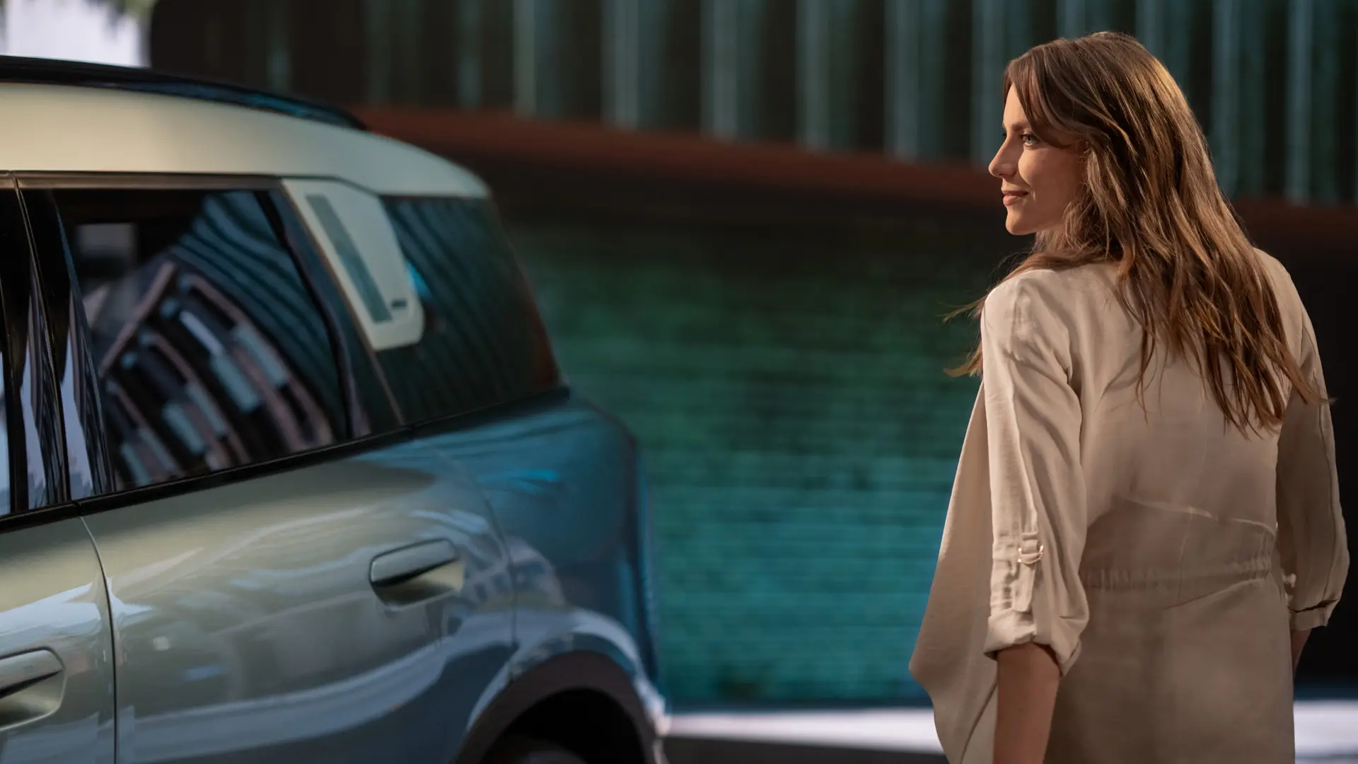 MINI'nin yanında duran bir kadın