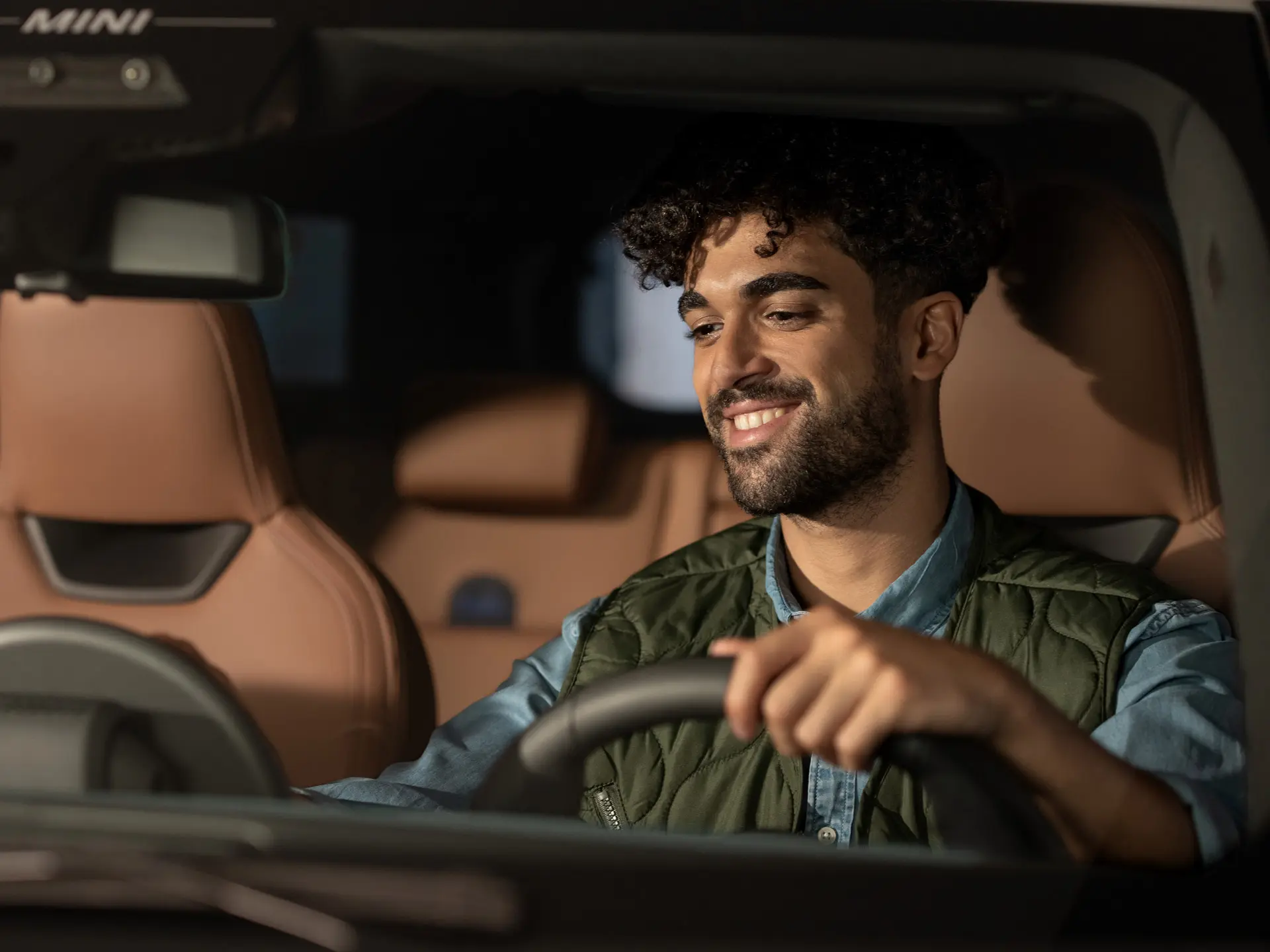 MINI içinde oturan adam Yol Kenarı Yardımı ile iletişime geçiyor