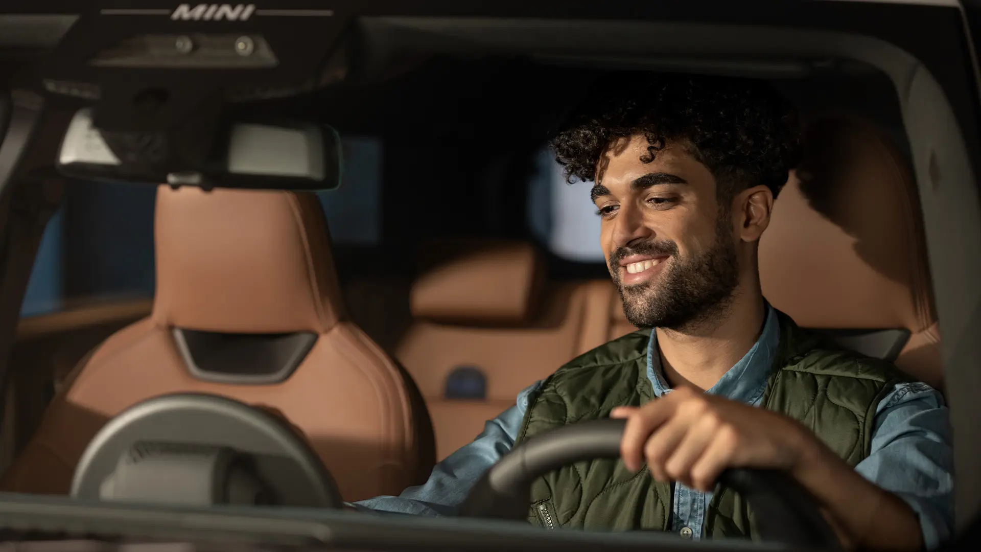 MINI içinde oturan adam Yol Kenarı Yardımı ile iletişime geçiyor