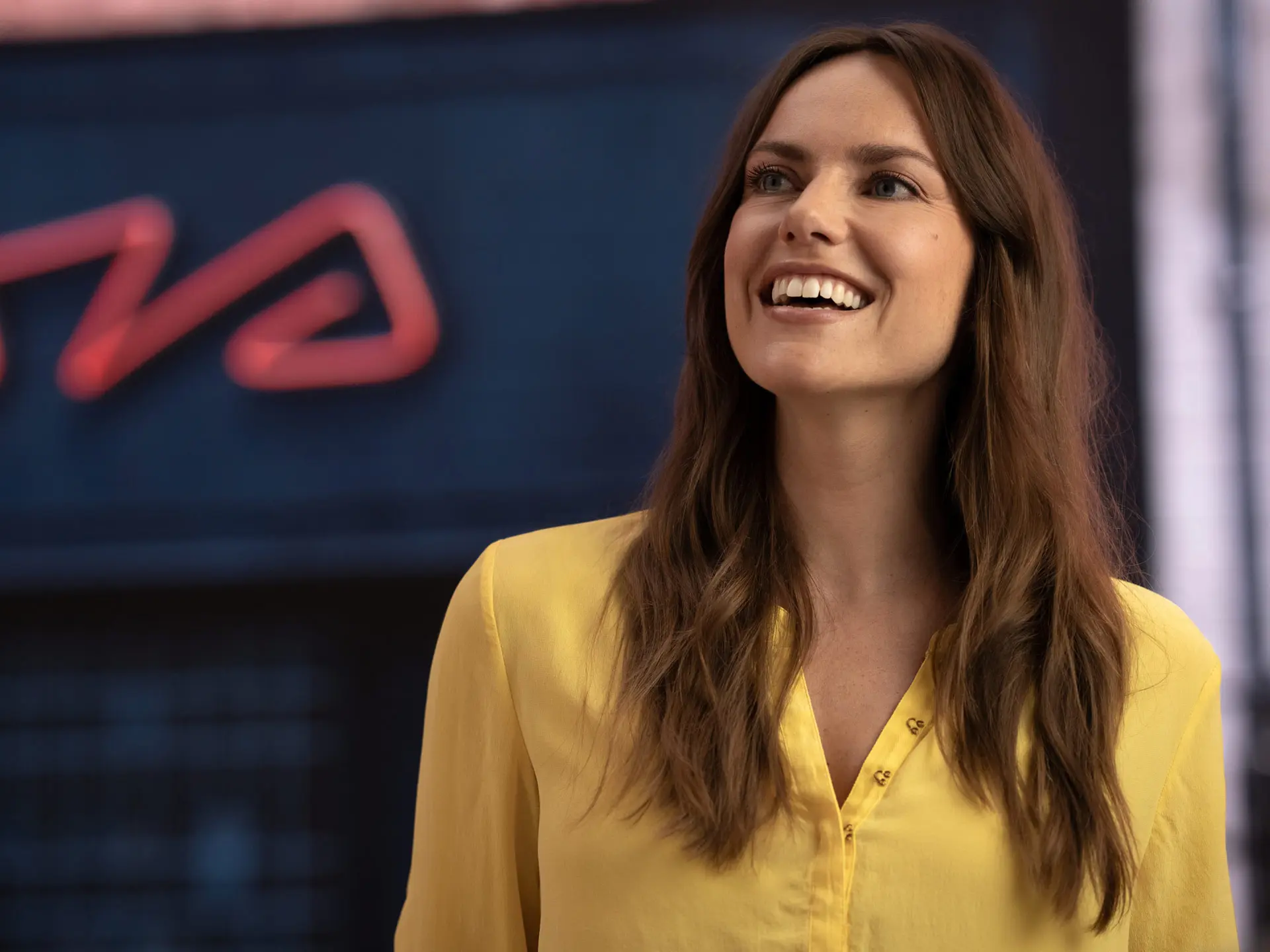 MINI Yetkili Servisi - gülümseyen sarı gömlekli kadın