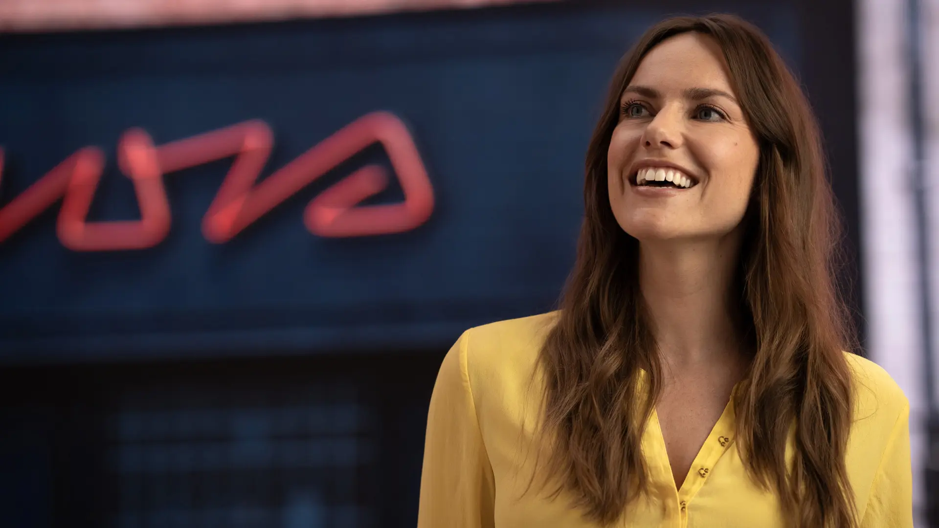 MINI Yetkili Servisi - gülümseyen sarı gömlekli kadın