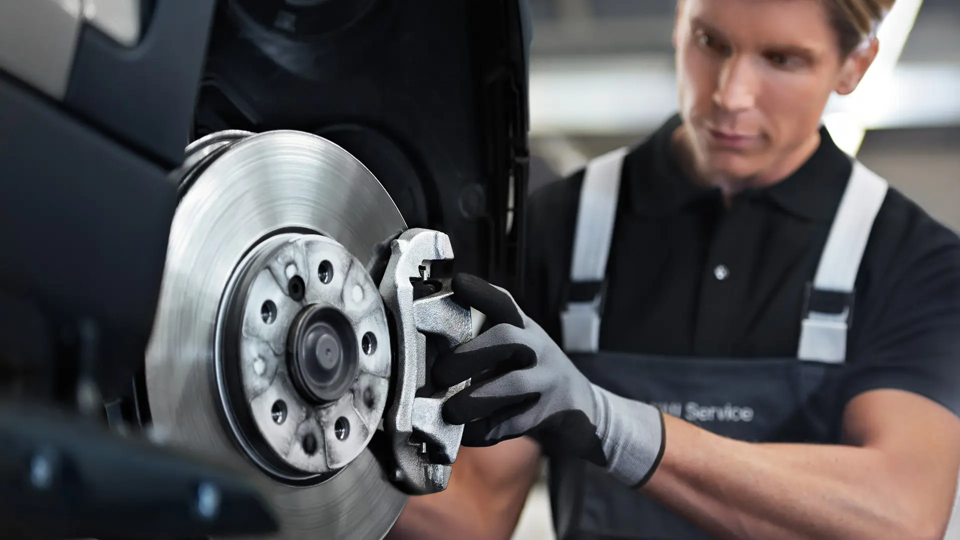 MINI çalışanı frenleri kontrol ediyor