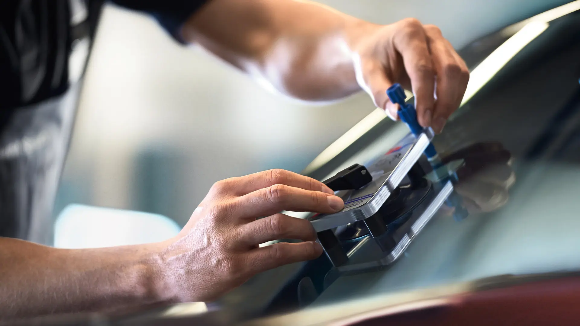 MINI çalışanı camı tamir ediyor