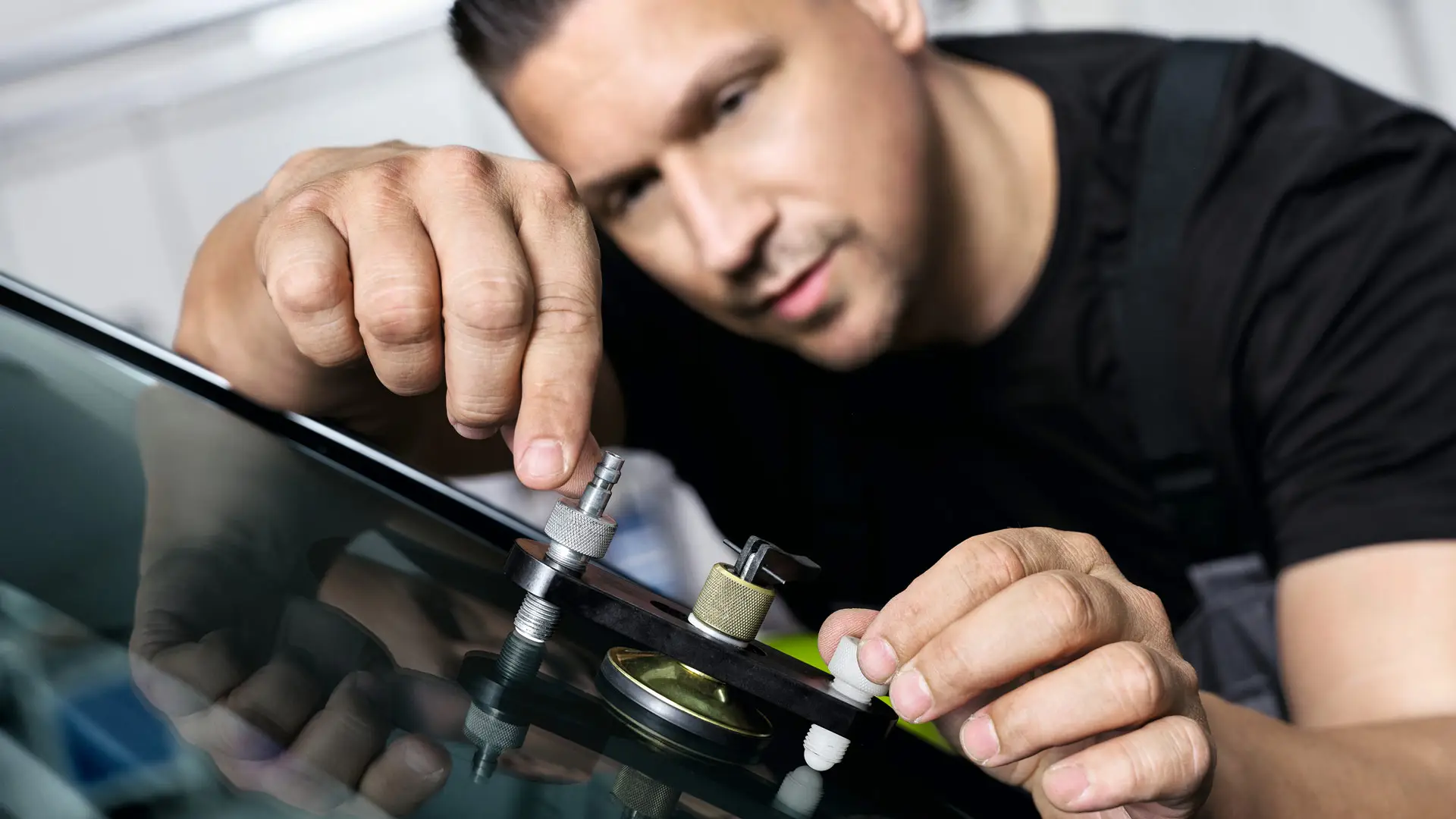 MINI çalışanı ön camı tamir ediyor.