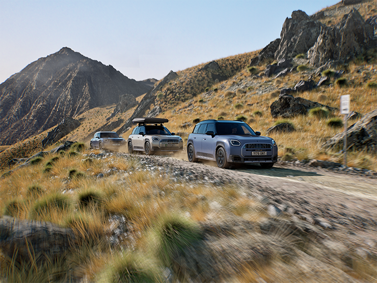 Dağlık bölgelerde arazi sürüşü yapan birden fazla MINI Countryman Untamed Edition modelinin görüntüsü.