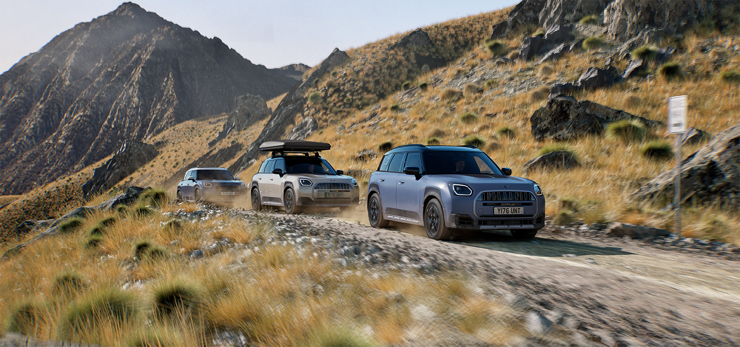 Dağlık bölgelerde arazi sürüşü yapan birden fazla MINI Countryman Untamed Edition modelinin görüntüsü.