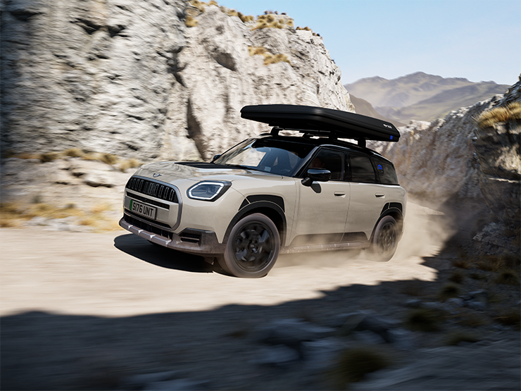 Sürüş esnasında MINI Countryman Untamed Edition'ın önden görünümü.