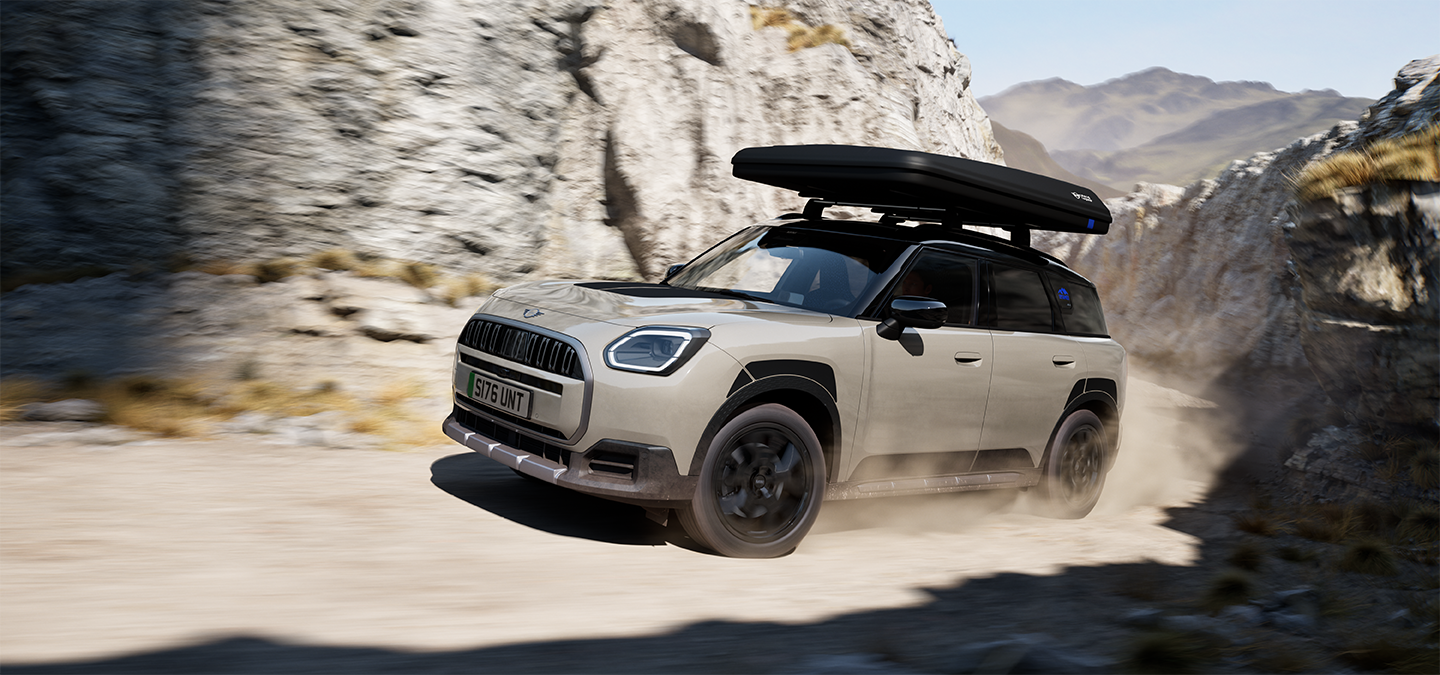 Sürüş esnasında MINI Countryman Untamed Edition'ın önden görünümü.