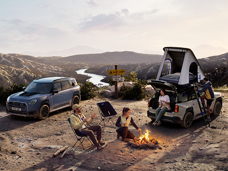 Gün batımında bir dağda duran iki adet MINI Countryman Untamed Edition otomobilin görüntüsü.