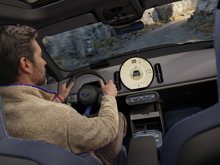 Trail Mode açıkken MINI Countryman Untamed Edition ile sürüş esnasında iki kişinin görüntüsü.
