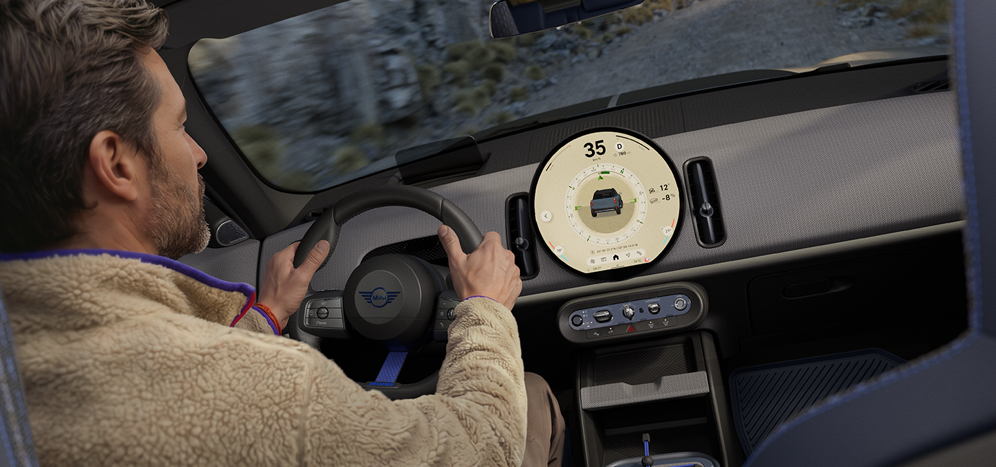 Trail Mode açıkken MINI Countryman Untamed Edition ile sürüş esnasında iki kişinin görüntüsü.