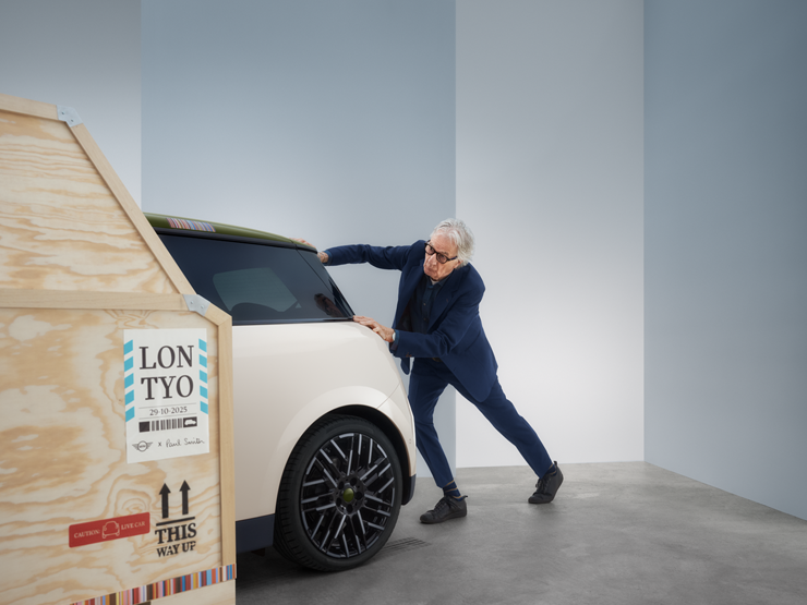 Aracın arkasında Paul Smith bulunan Inspired White renkte tamamen elektrikli MINI Cooper Paul Smith Edition'ın arkadan görünümü. 