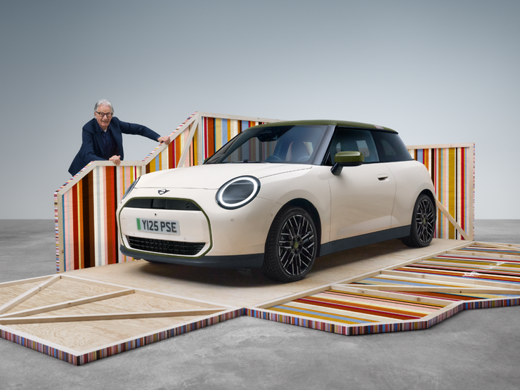 Tamamen elektrikli MINI Cooper Paul Smith Edition'ın tasarımcı Paul Smith ile Inspired White'ın önden görünümü.  