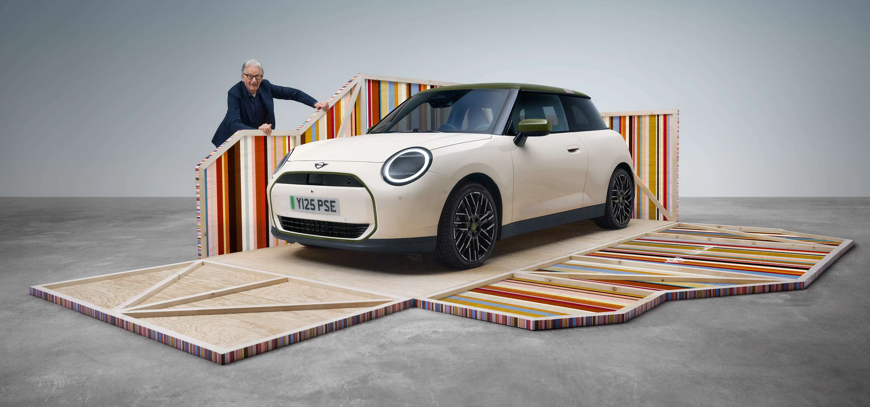 Tamamen elektrikli MINI Cooper Paul Smith Edition'ın tasarımcı Paul Smith ile Inspired White'ın önden görünümü.  