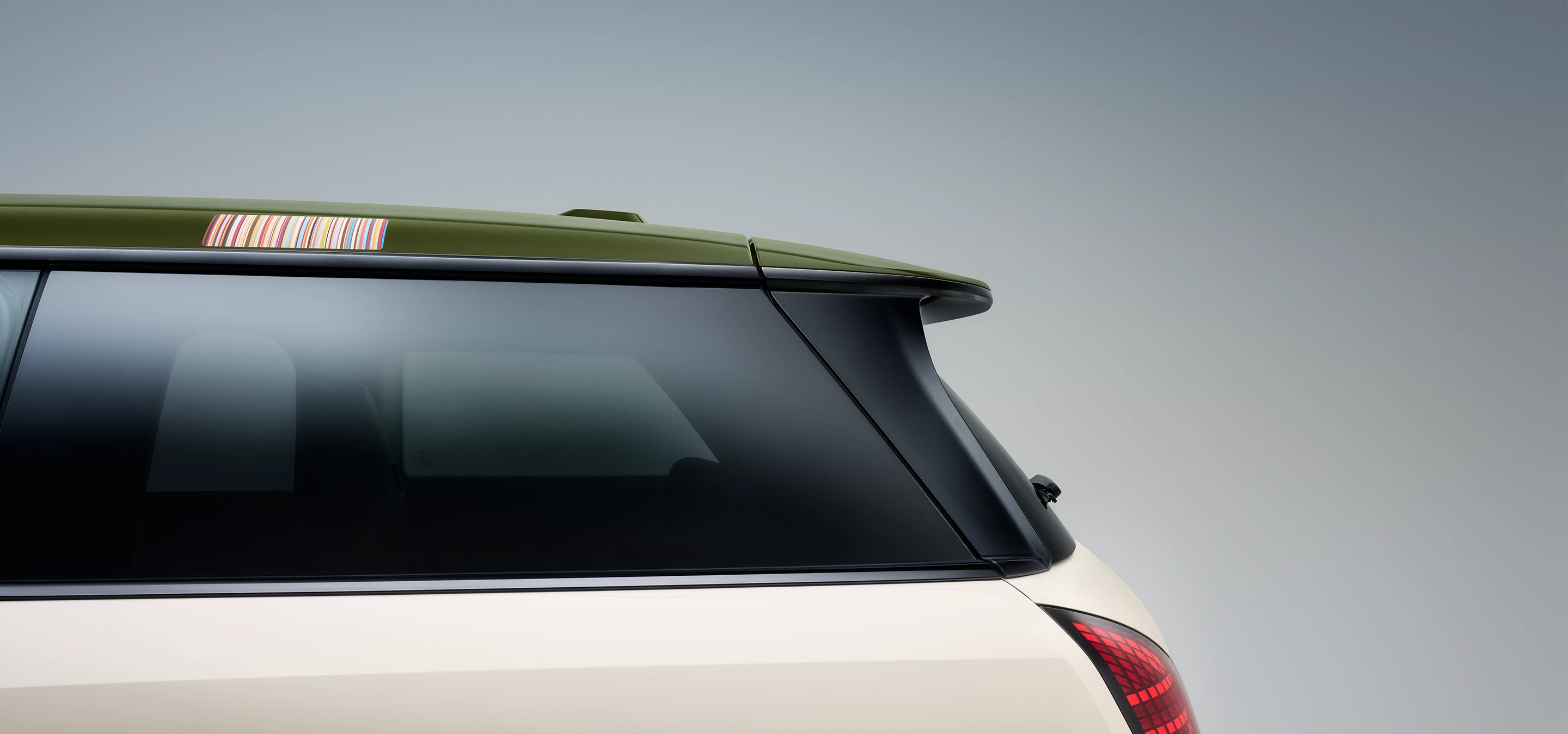 Nottingham Green'deki MINI Paul Smith Kontrast Çatısının yandan yakından görünümü. 