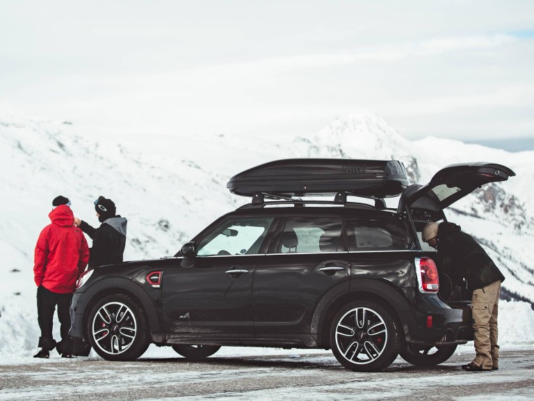 MINI Countryman siyah – arkadan görünüm – karlı dağlar