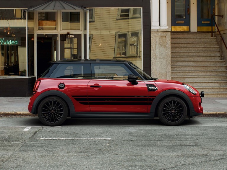 MINI John Cooper Works – kırmızı ve siyah – yandan görünüm