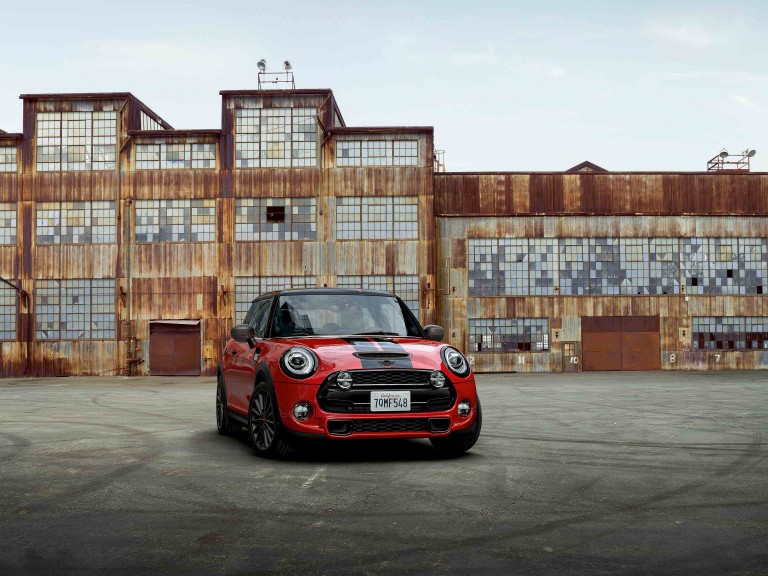MINI John Cooper Works 3 Kapı – kırmızı ve siyah – önden görünüm