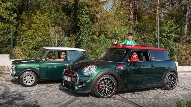 MINI SÜRÜCÜYLE SÜREKLİ KONUŞAN BİR OTOMOBİL