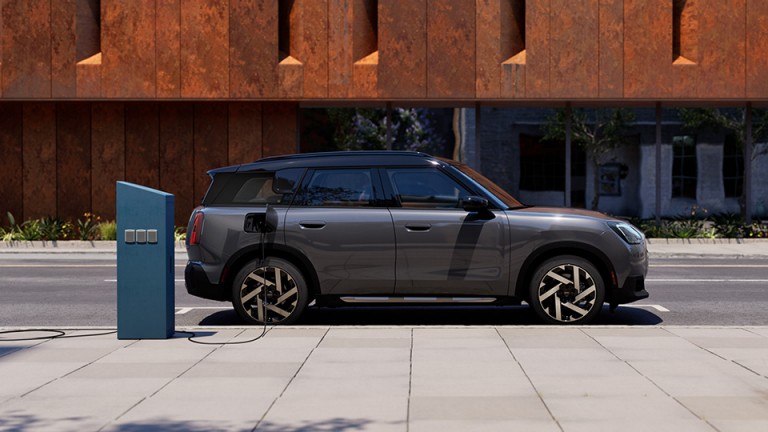 MINI E-Mobilite - countryman yandan görünüm