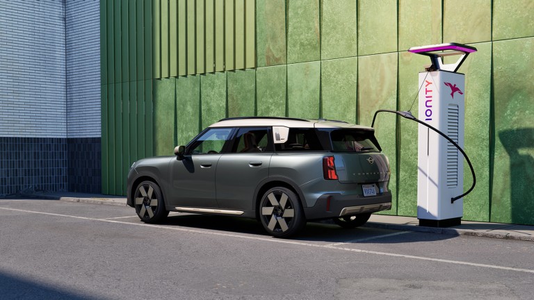 MINI Electromobility - şarj - U25E şarj istasyonunda