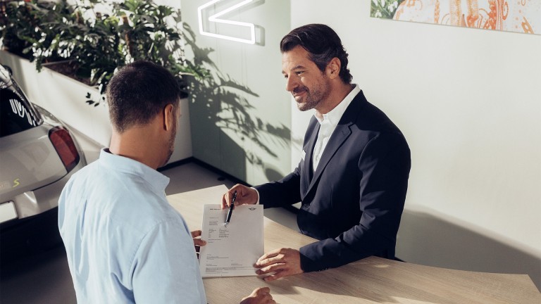 MINI çalışanı hasarı onarır.