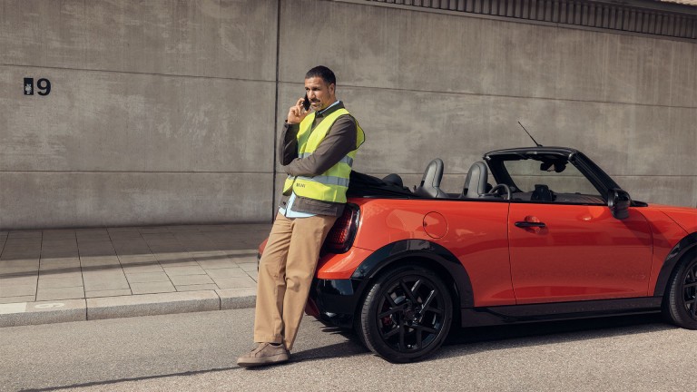 Yol yardımını bekleyen adam.